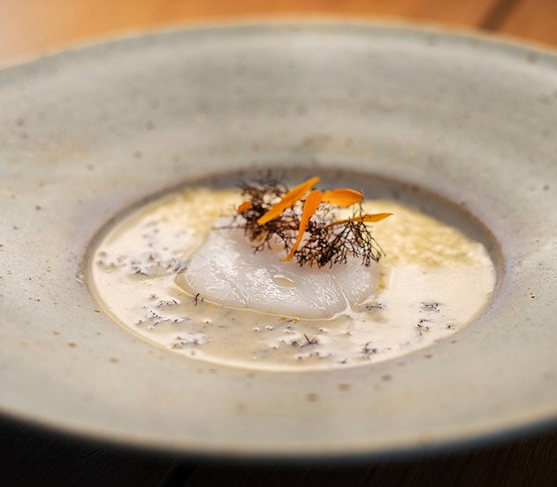Skrei rôti, porridge de sagou et sauce à la truffe de mer
