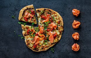 Pizza au pesto, à la mozzarella et au saumon fumé de Norvège