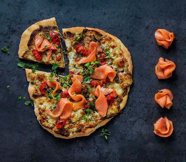 Pizza au pesto, à la mozzarella et au saumon fumé de Norvège