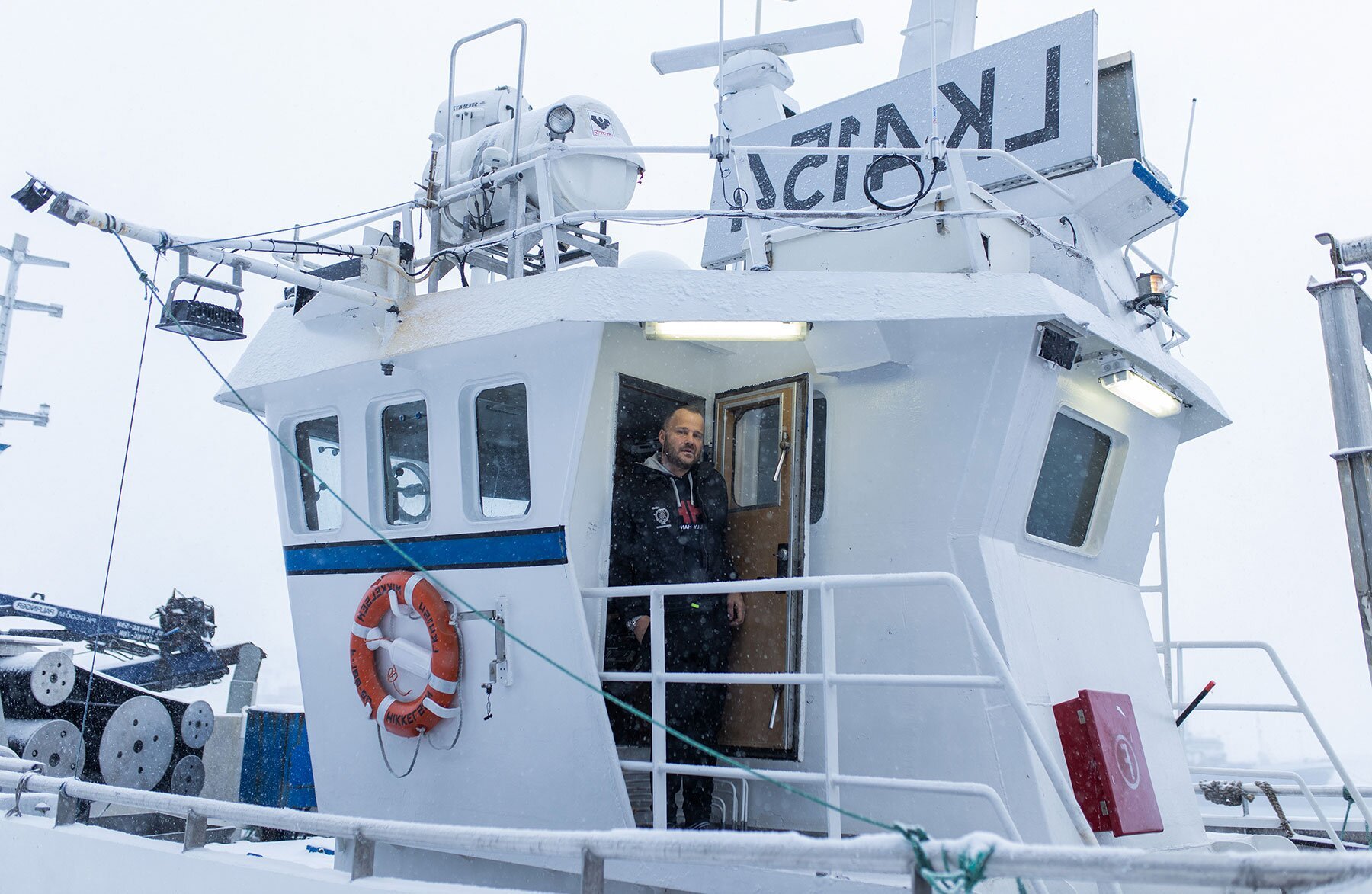 homme sur un bateau de pêche