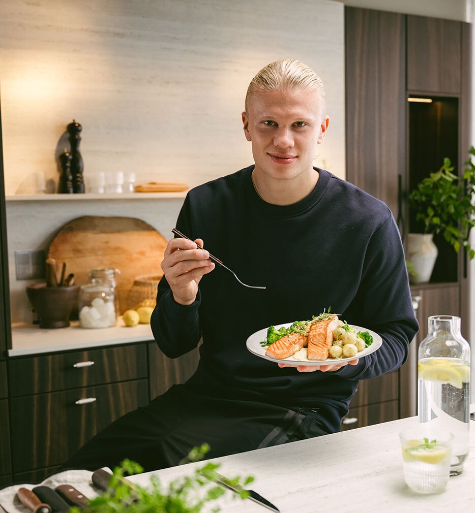Couple préparant le dîner