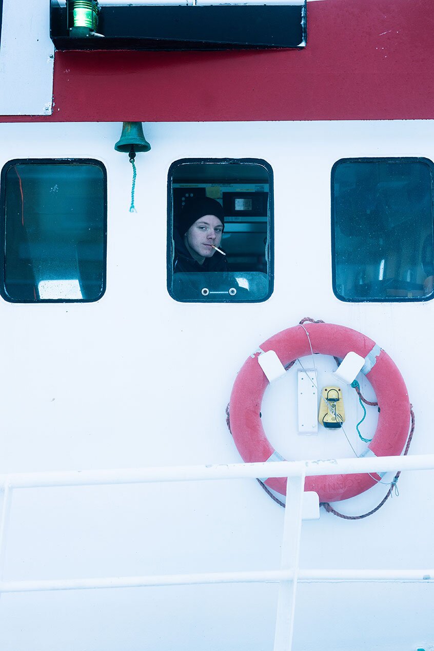 Pêcheur au poste de pilotage
