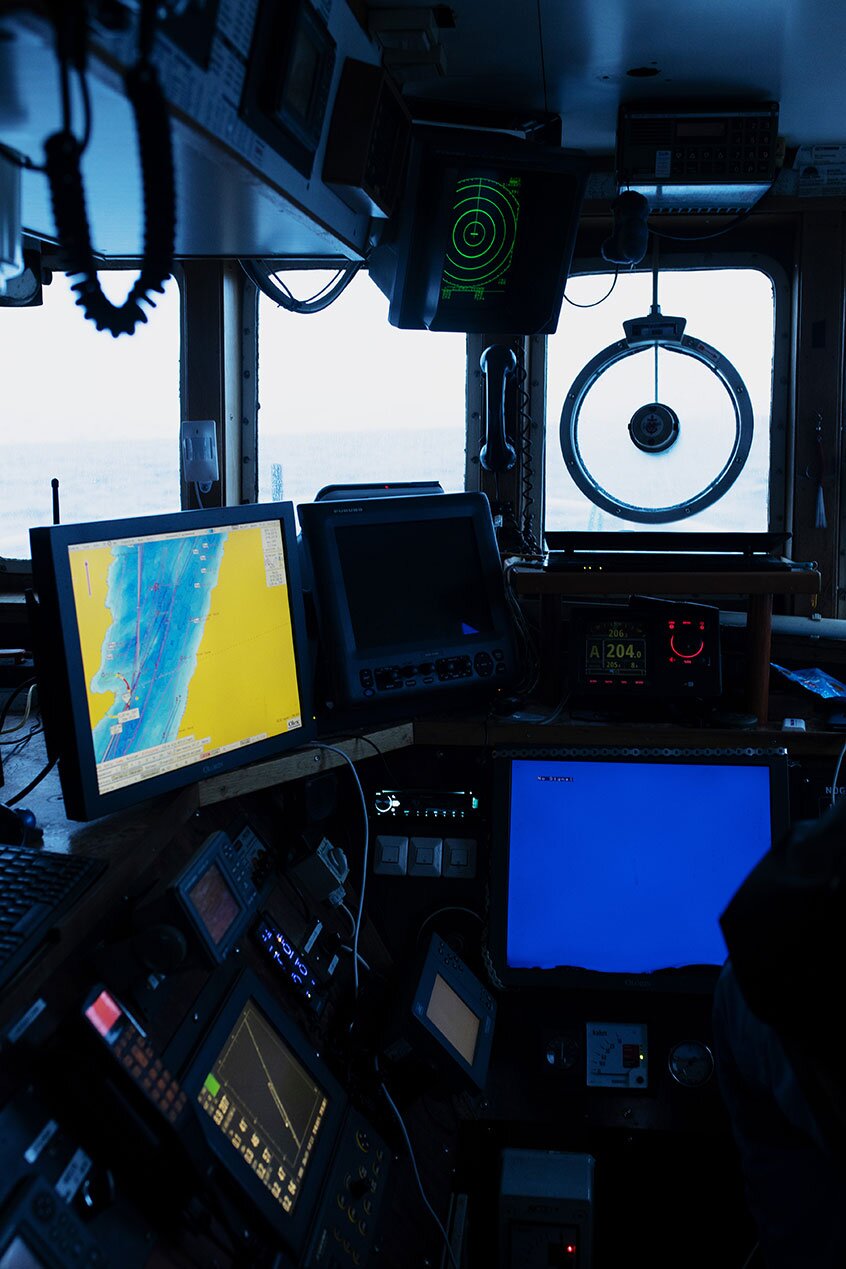 Moniteurs et écrans dans la salle de pilotage