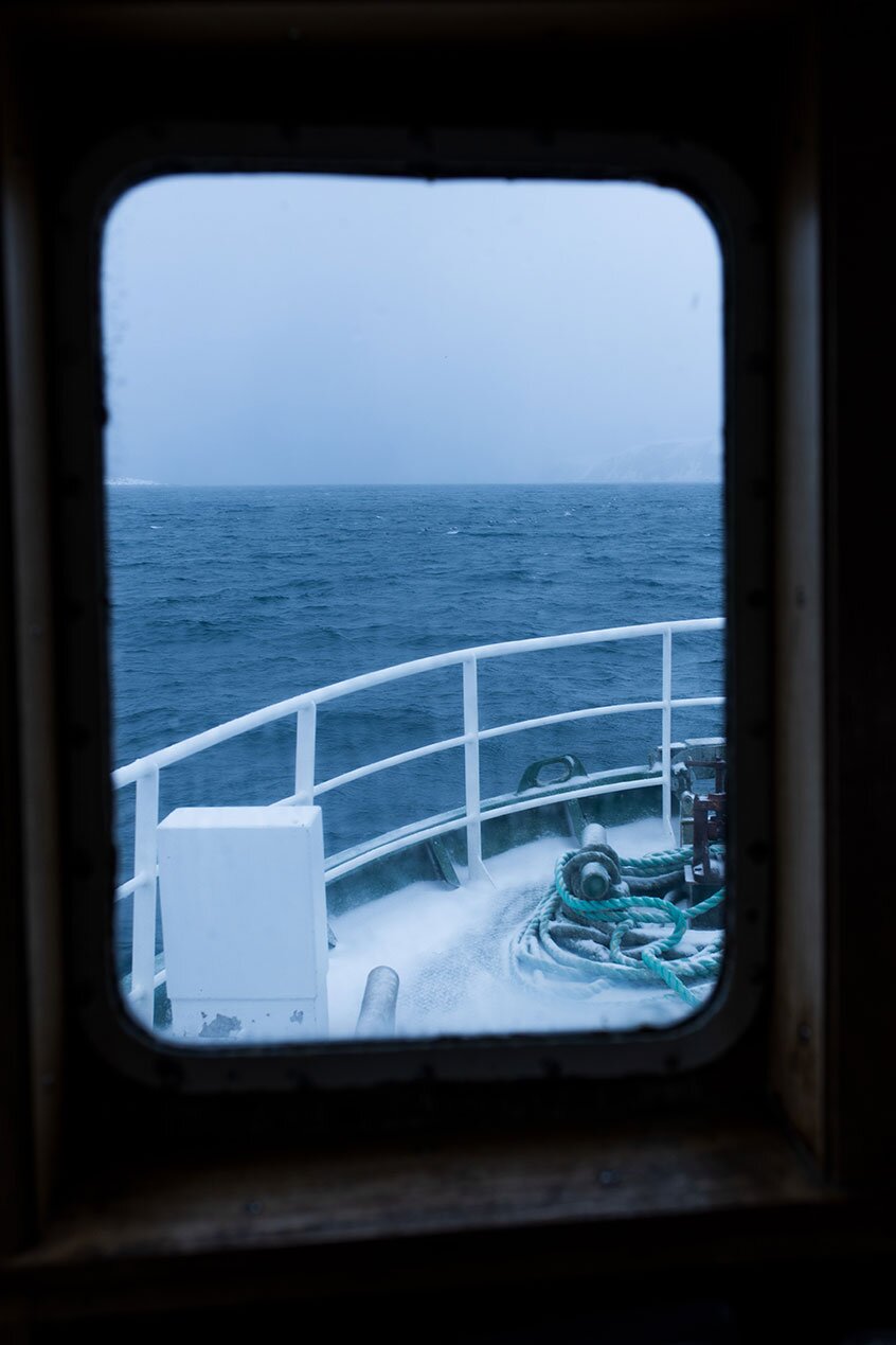 Regardant par la fenêtre du bateau