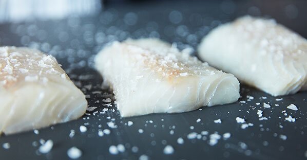 Les filets de lieu noir sur la planche à découper