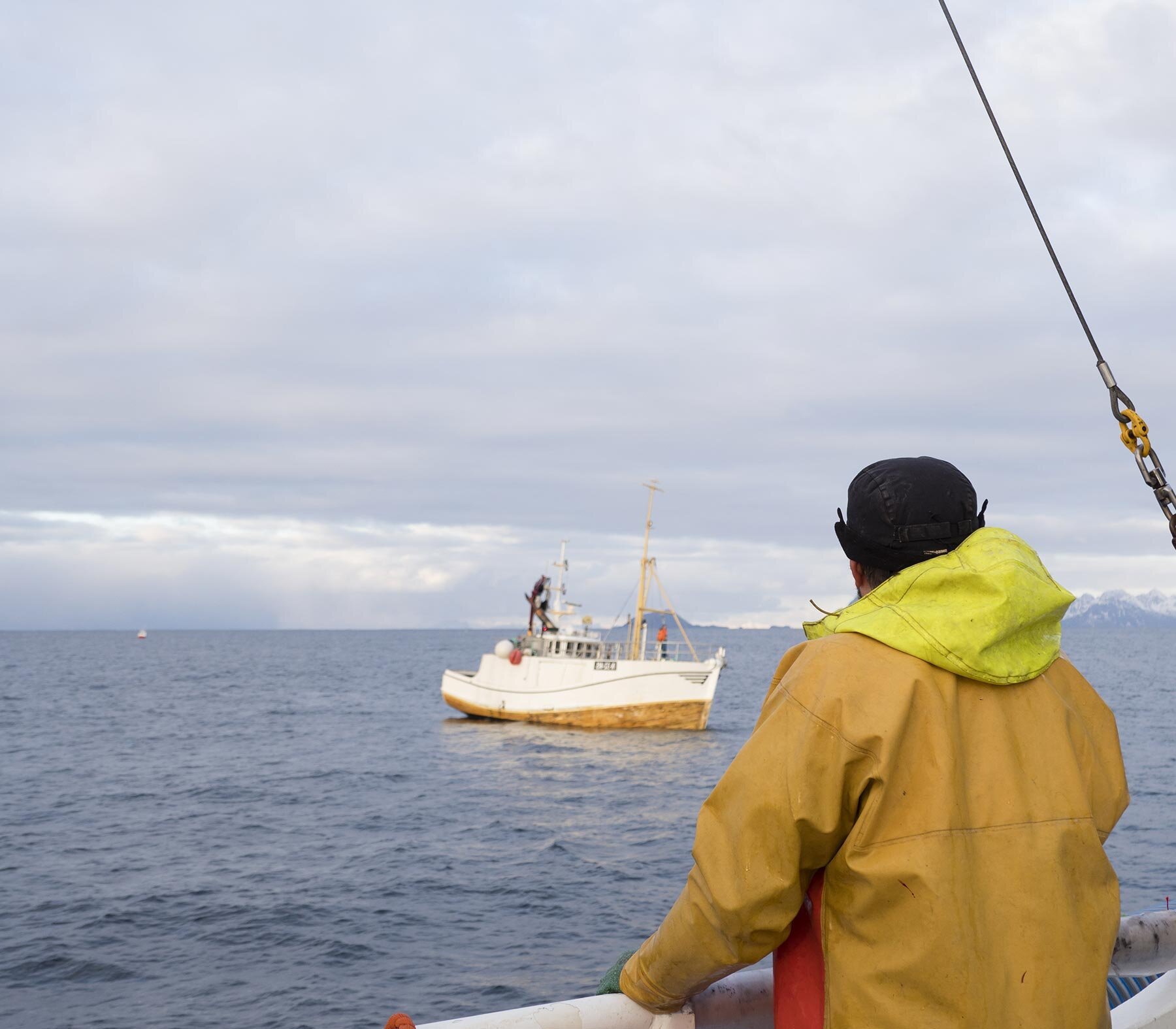 homme sur un bateau de pêche