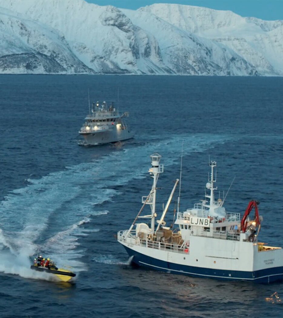 La garde côtière inspecte un navire